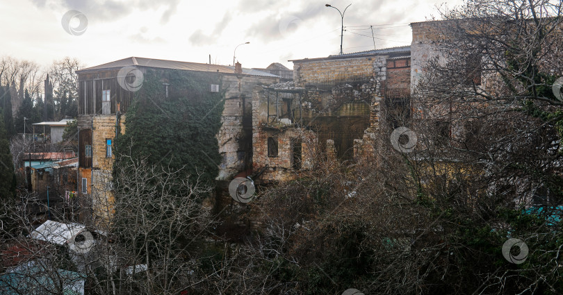 Скачать полуразрушенный дом, в котором продолжают жить люди фотосток Ozero