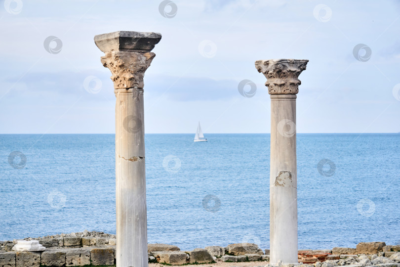 Скачать две полуразрушенные античные колонны на фоне моря фотосток Ozero