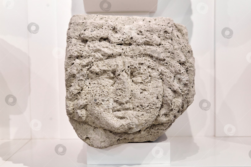Скачать голова разрушенной античной статуи женщины в экспозиции музея фотосток Ozero