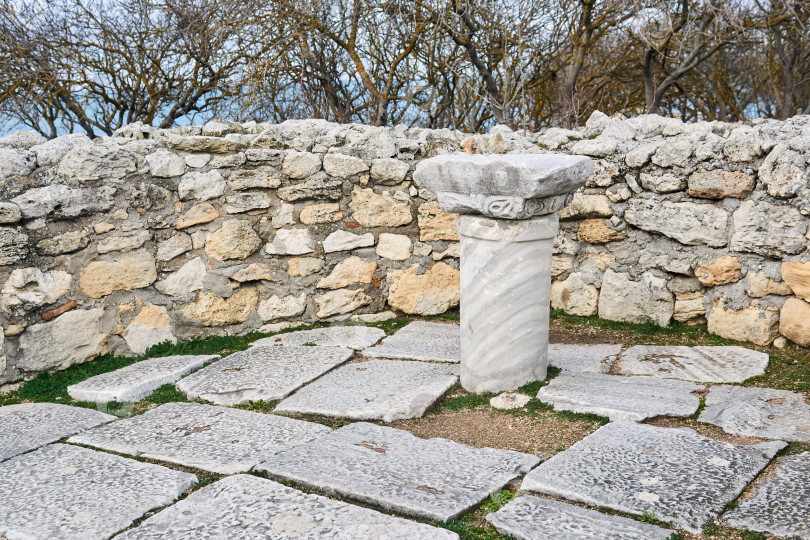 Скачать христианский алтарь, сделанный из колонны языческого храма в руинах фотосток Ozero