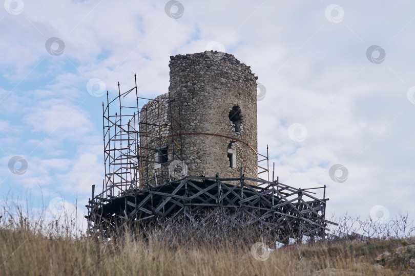 Скачать руины средневековой крепостной башни на строительных лесах во время разведки фотосток Ozero
