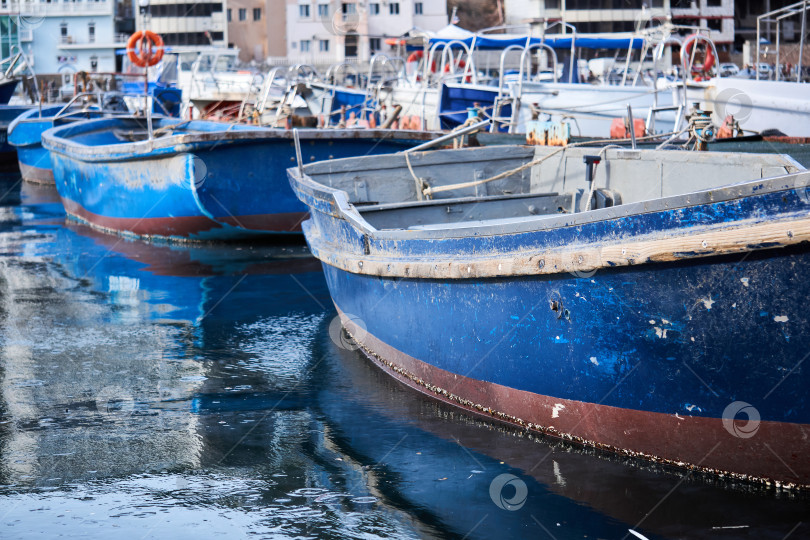 Скачать фон - маленькие синие рыбацкие лодки в гавани фотосток Ozero