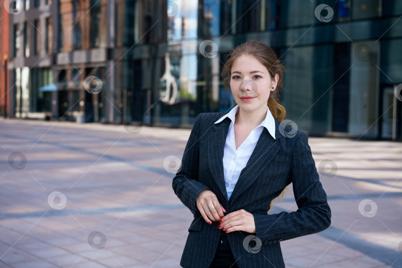 Скачать Девушка стоит и позирует на фоне бизнес-центров. фотосток Ozero