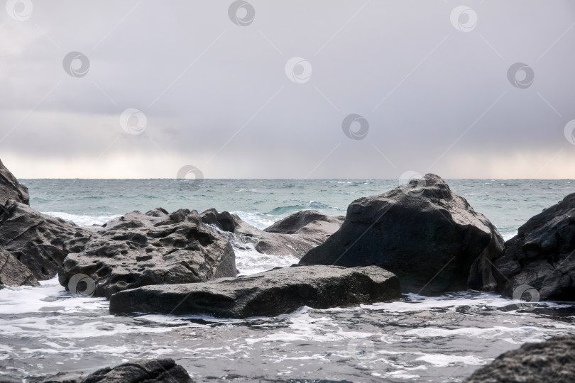 Скачать холодное зимнее море за прибрежными скалами фотосток Ozero