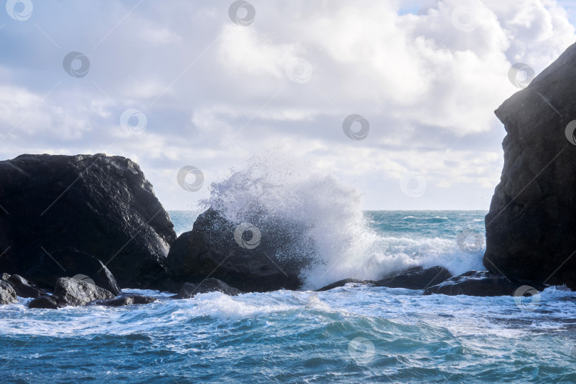 Скачать бурный прибой с брызгами среди прибрежных скал фотосток Ozero