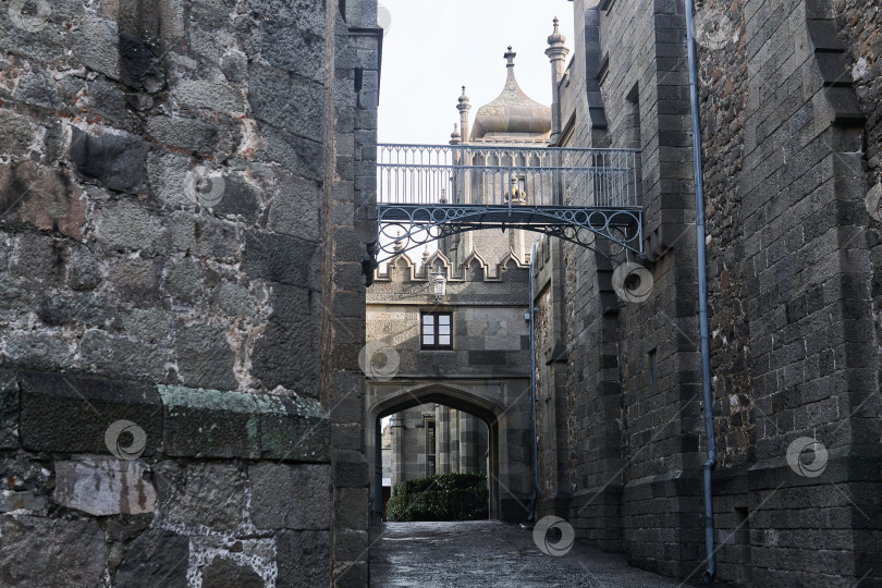 Скачать проход между стенами старого замка, похожего на средневековый фотосток Ozero