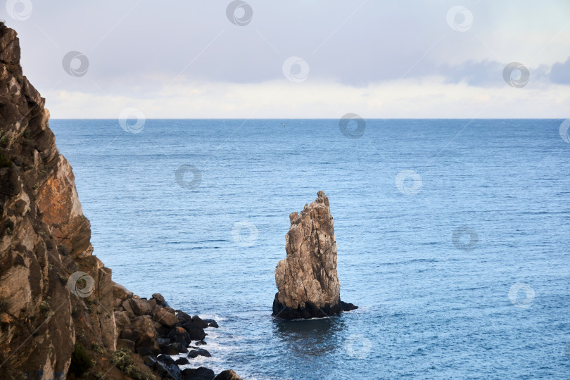 Скачать морской пейзаж с отвесными прибрежными скалами фотосток Ozero