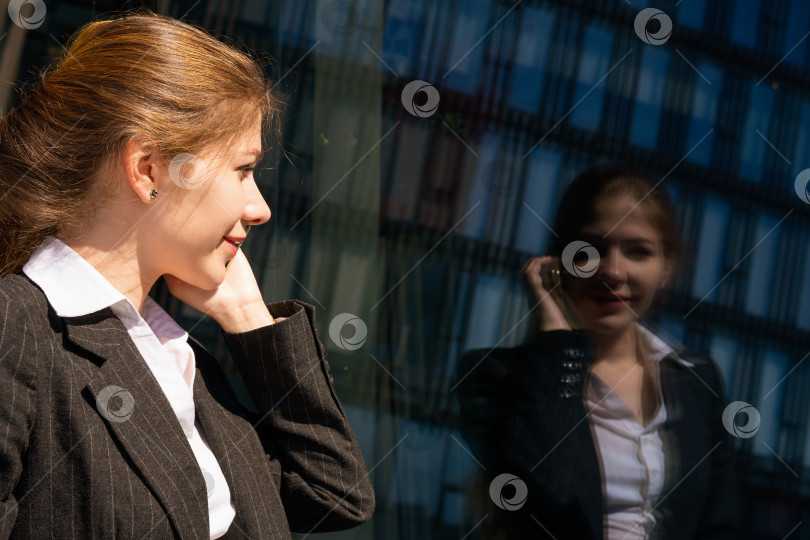 Скачать Молодая деловая женщина из офисного центра на улице фотосток Ozero