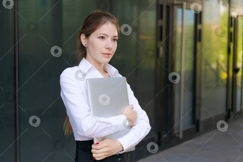 Скачать Портрет уверенной в себе успешной молодой женщины, официально одетой, деловой женщины фотосток Ozero