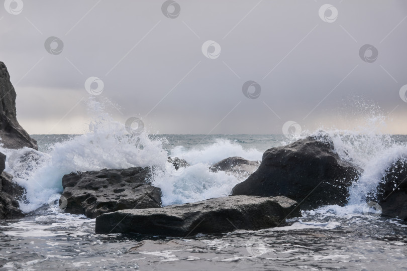 Скачать холодное зимнее море за прибрежными скалами фотосток Ozero