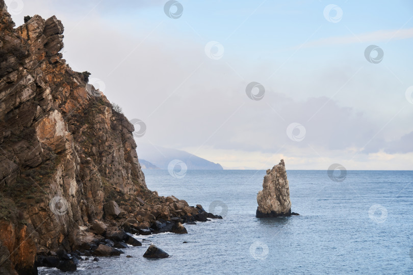 Скачать морской пейзаж с отвесными прибрежными скалами фотосток Ozero