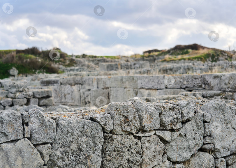 Скачать край выветренной стены древних руин на размытом заднем плане фотосток Ozero