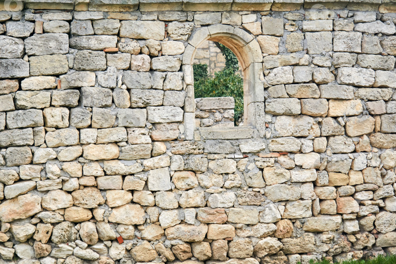 Скачать каменная стена старинного здания с полукруглым окном, будь фотосток Ozero