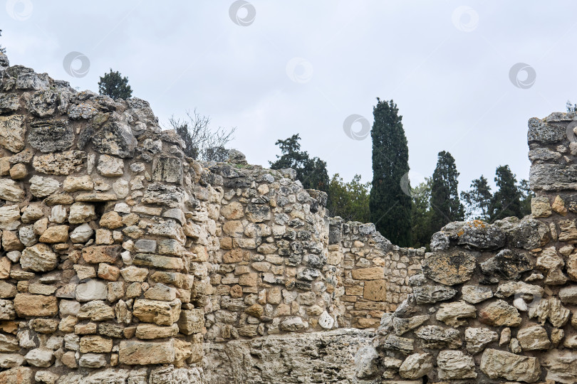 Скачать античные руины - остатки каменных стен среди кипарисов фотосток Ozero