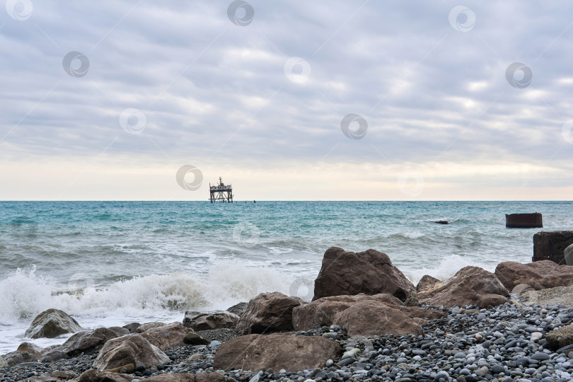 Скачать зимний пляж с морским пейзажем и шатким сооружением на сваях фотосток Ozero