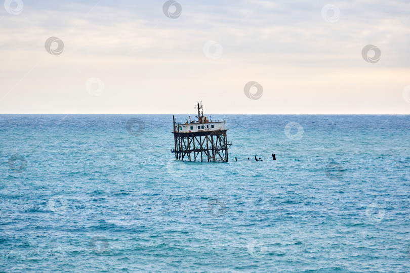 Скачать морской пейзаж с шатким строением на сваях аквакультуры фотосток Ozero