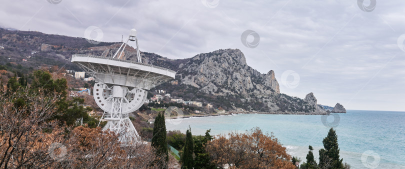 Скачать панорамный пейзаж с большим астрономическим радиотелескопом на t фотосток Ozero