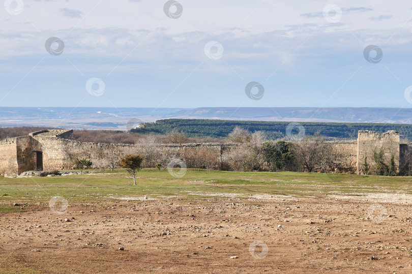 Скачать руины средневековой крепостной башни Чуфут-Кале, Крым фотосток Ozero