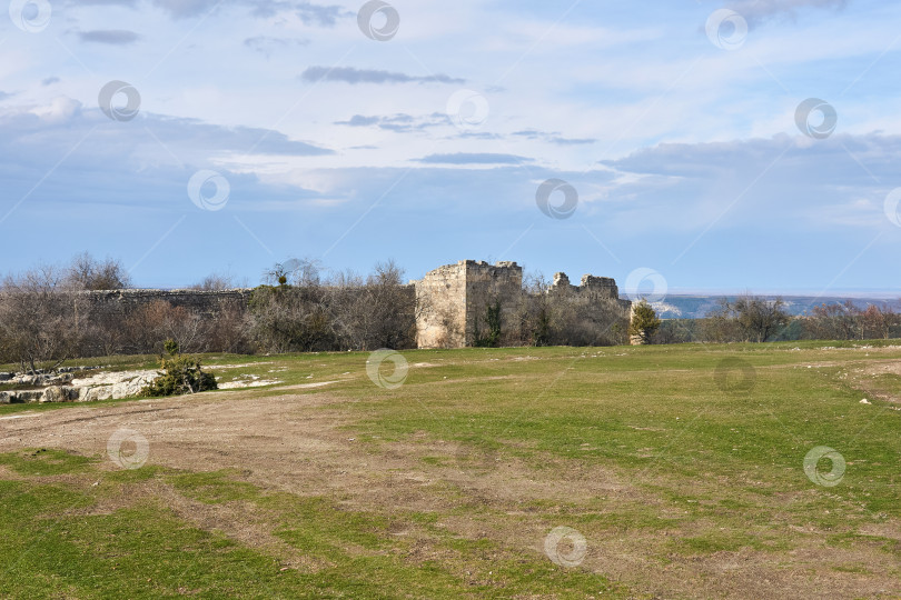 Скачать полуразрушенные стены средневековой крепости Чуфут-Кале, Крым фотосток Ozero