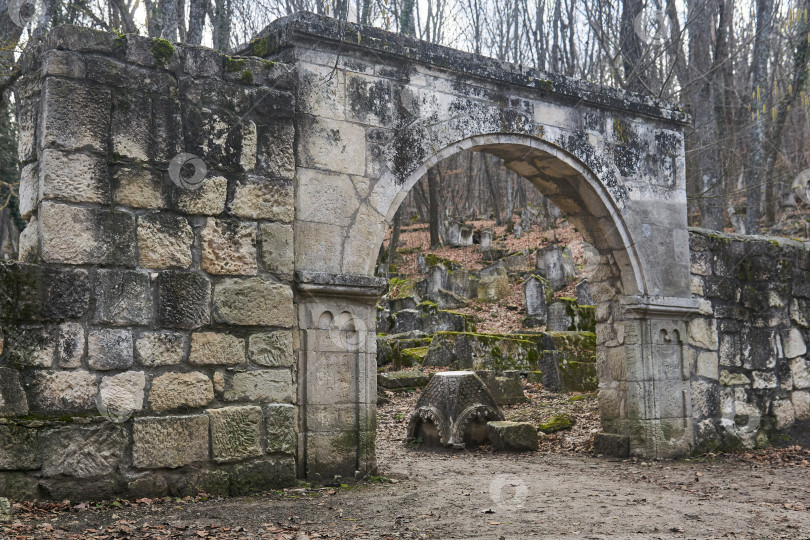 Скачать каменная арка - ворота у входа на древнее караимское кладбище фотосток Ozero