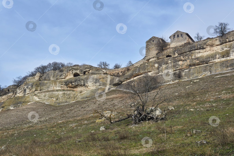 Скачать вид на караимские кенасы на краю утеса в древности фотосток Ozero