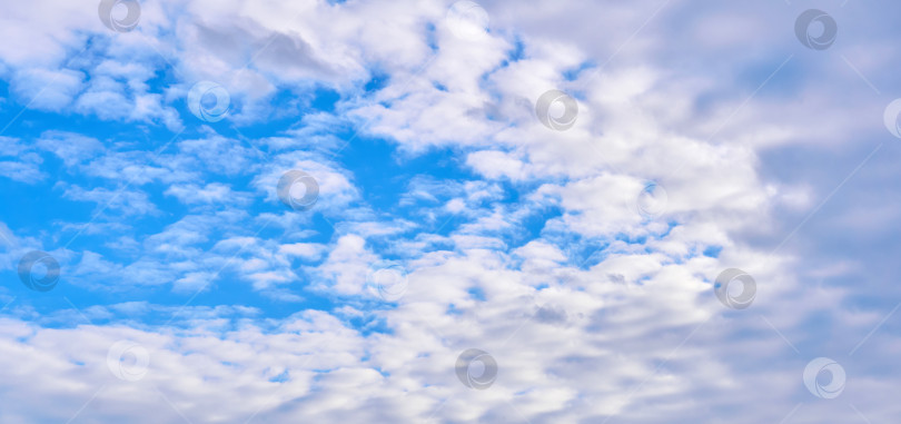 Скачать естественный фон - голубое небо с белыми облаками фотосток Ozero