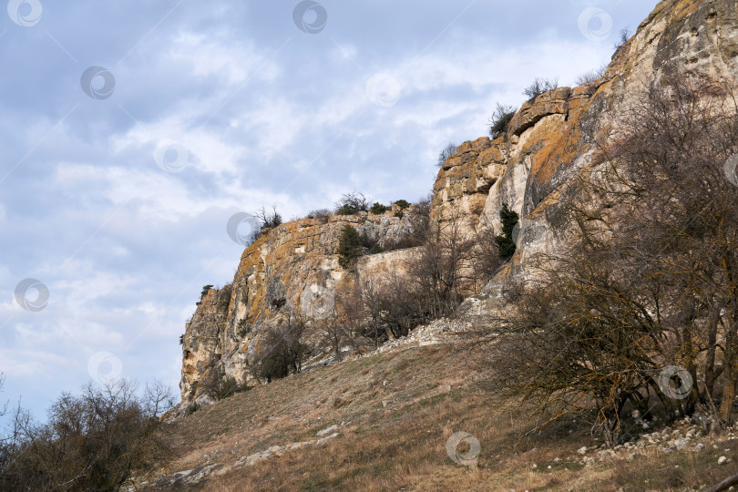 Скачать зимний пейзаж центрального Крыма со скалистыми утесами на краю фотосток Ozero