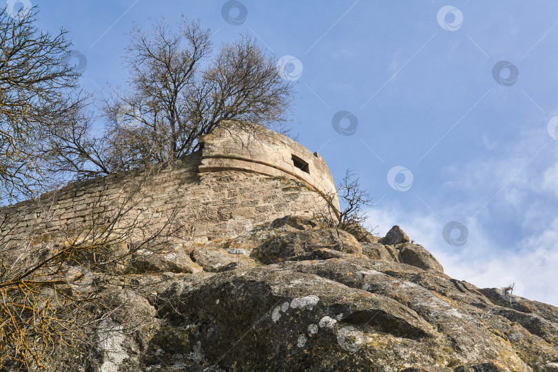 Скачать вид на руины древней крепости на скалистой вершине холма фотосток Ozero