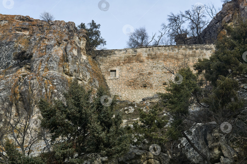 Скачать вид на руины древней крепостной стены между фотосток Ozero