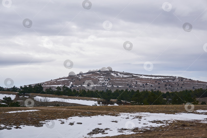 Скачать Радиолокационная станция на вершине холма на холодном плато фотосток Ozero