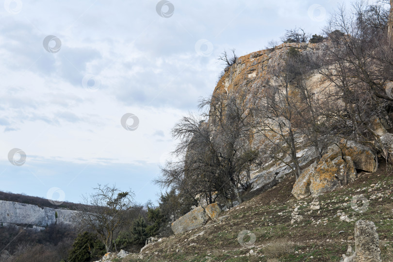 Скачать зимний пейзаж центрального Крыма со скалистыми утесами на краю фотосток Ozero