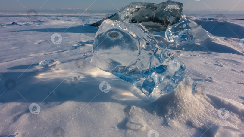 Скачать Прозрачные блестящие осколки натурального льда. фотосток Ozero