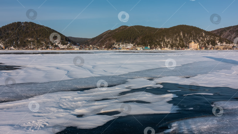 Скачать Узоры снега на голубом льду замерзшего озера. фотосток Ozero