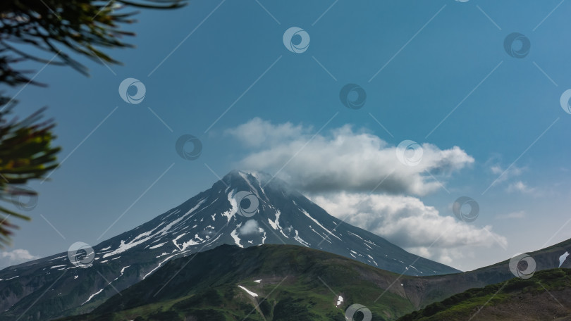 Скачать Красивый конусообразный вулкан на фоне голубого неба. фотосток Ozero