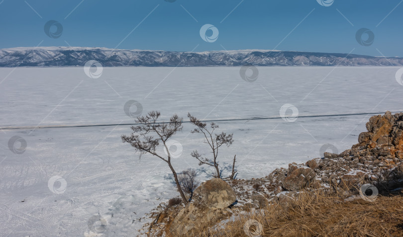 Скачать Замерзшее озеро покрыто снегом. фотосток Ozero