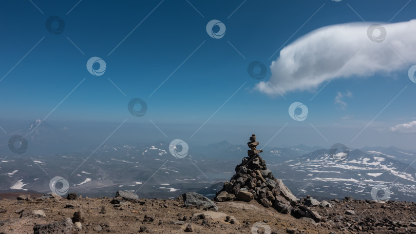 Скачать Пирамида из камней построена на склоне горы. фотосток Ozero