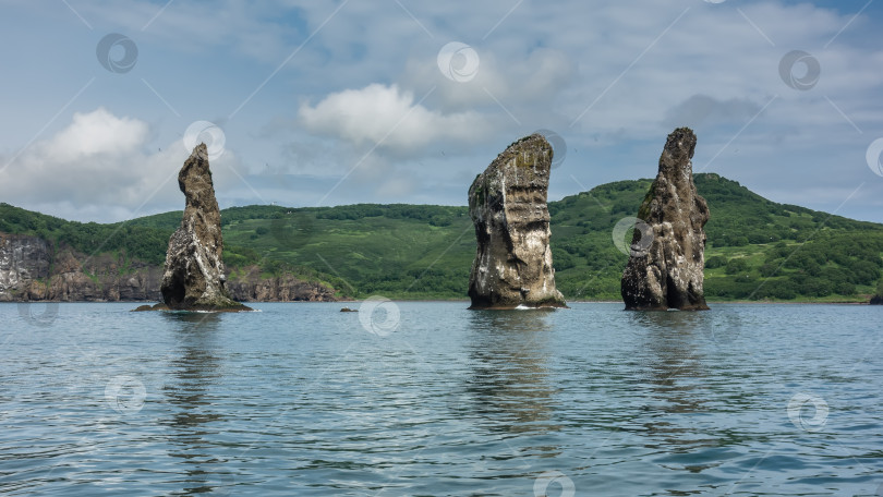 Скачать Живописные скалы возвышаются над океаном. фотосток Ozero