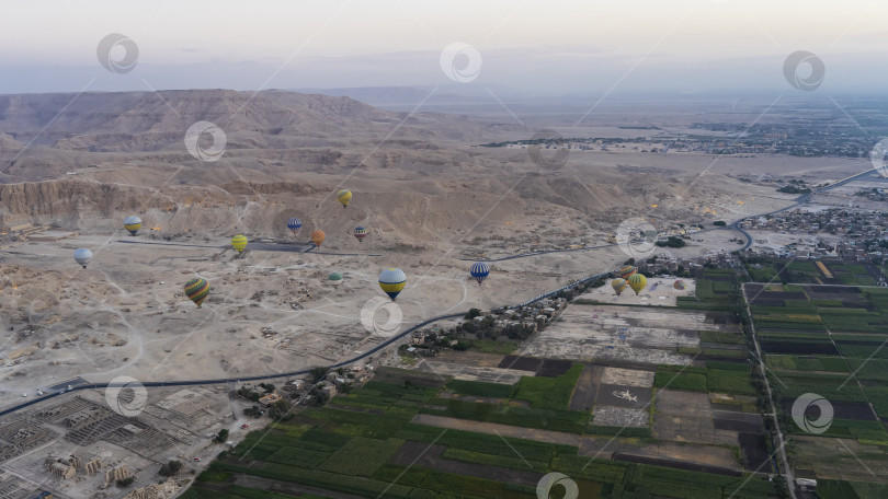 Скачать Воздушные шары в рассветном небе над Луксором. фотосток Ozero