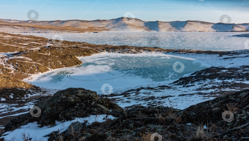 Скачать Удивительное маленькое замерзшее озеро в форме сердца. фотосток Ozero