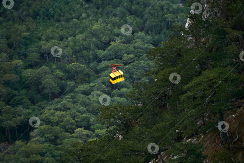 Скачать кабина воздушного трамвая движется по лесистым горным склонам фотосток Ozero