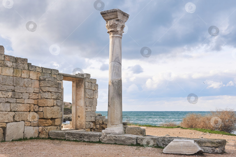 Скачать руины античного греческого храма с колонной на берегу моря фотосток Ozero