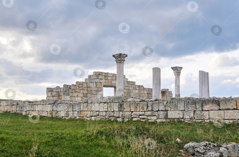 Скачать руины античного греческого храма-базилики с колоннами на фоне фотосток Ozero