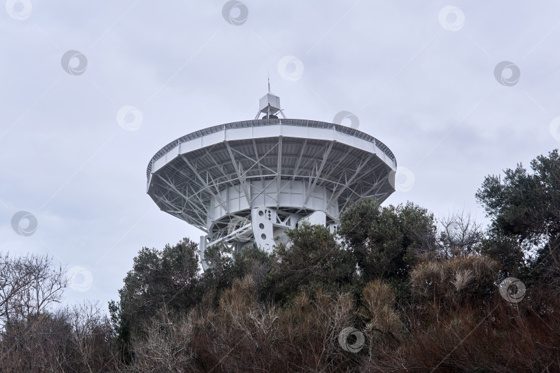 Скачать зеркало астрономического радиотелескопа, направленное в небо, представляет собой фотосток Ozero