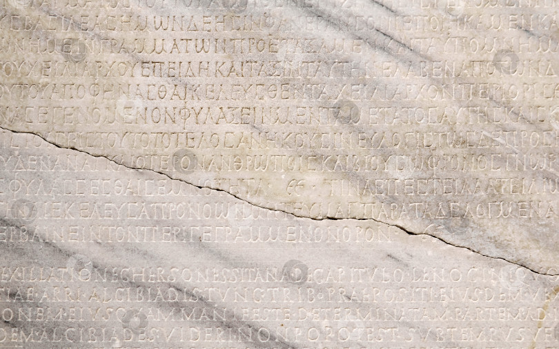 Скачать фрагмент мраморной плиты с высеченным текстом из коллекции o фотосток Ozero