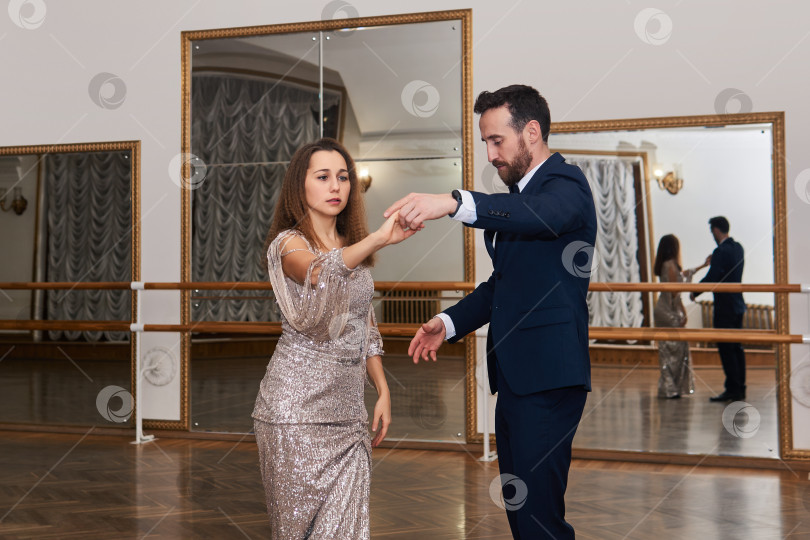 Скачать взрослая пара учится танцевать классический партнерский танец фотосток Ozero