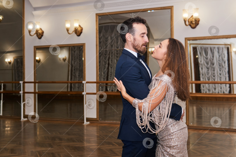 Скачать взрослая пара танцует классический танец с партнером в пустом бальном зале фотосток Ozero