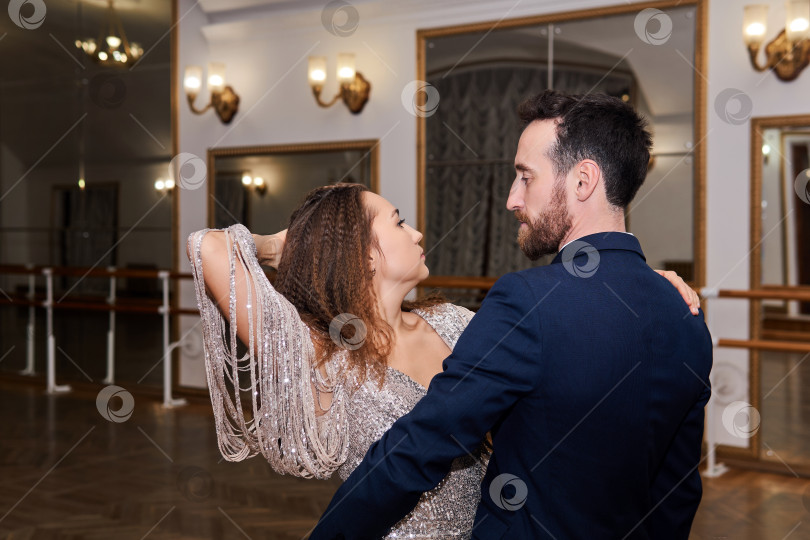 Мужчина и женщина медленно танцуют