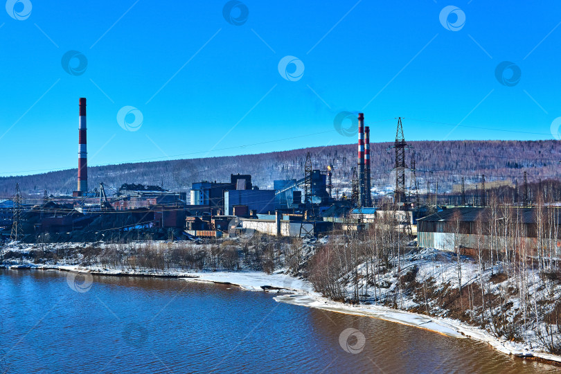 Скачать зимний индустриальный пейзаж со старым коксохимическим заводом фотосток Ozero