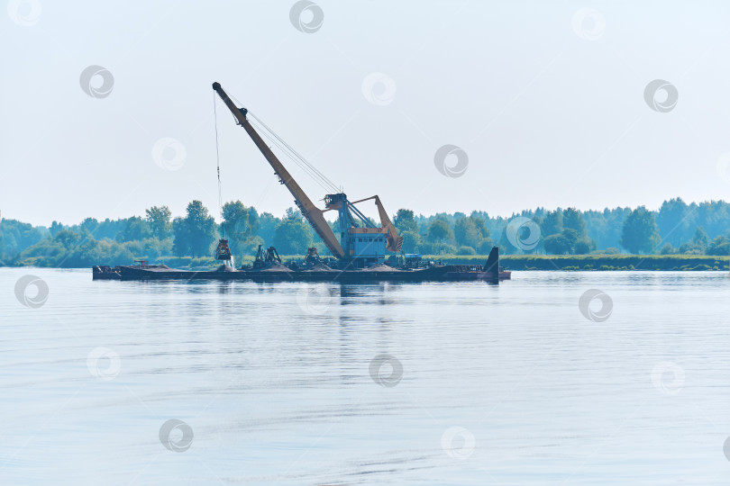 Скачать дноуглубительный катер работает над углублением фарватера на реке фотосток Ozero
