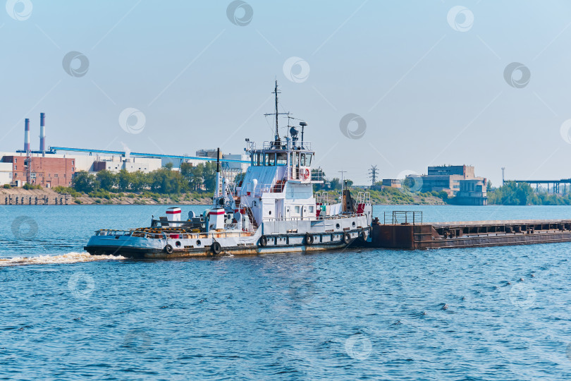 Скачать буксир толкает баржу с сухогрузами по реке в промышленной зоне фотосток Ozero